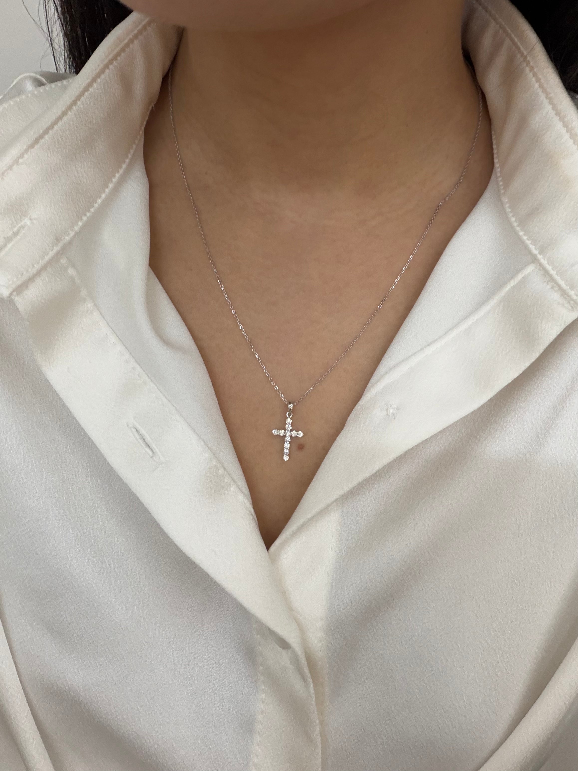0.29Ct Natural Diamond Claw Set Cross Pendant