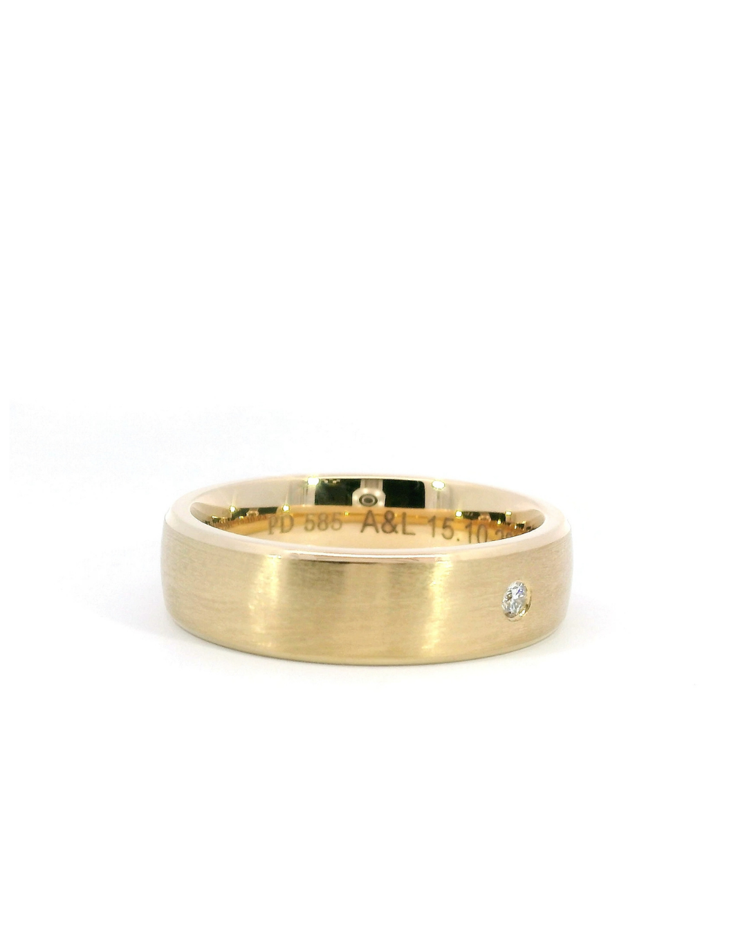 Single Round Brilliant Hammer Set Brushed Finish Wedding Band