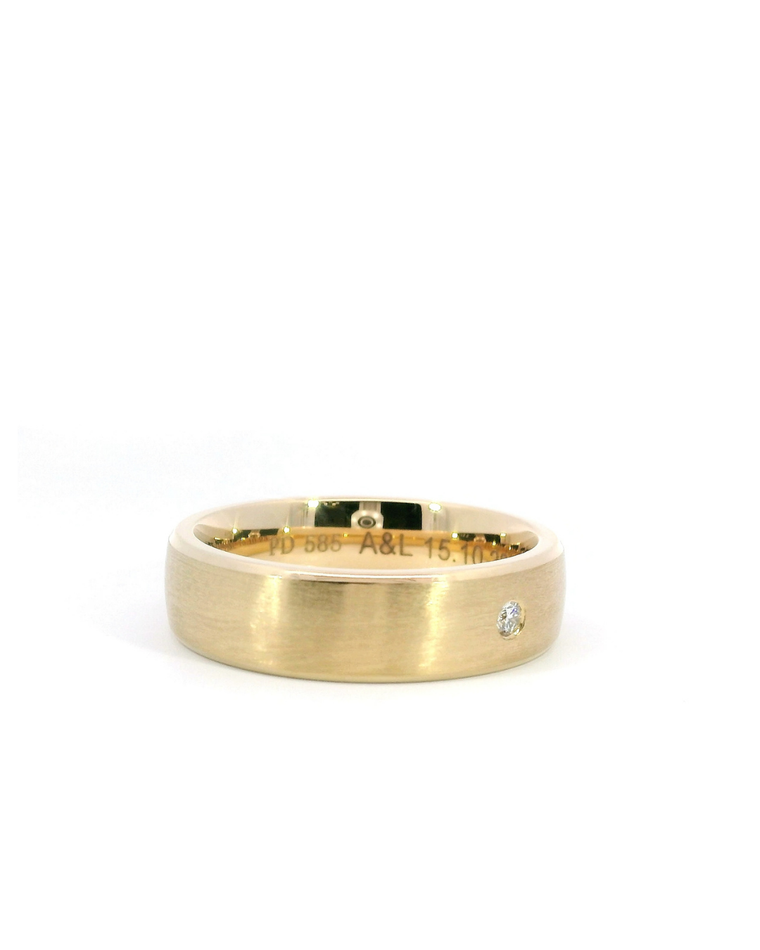 Single Round Brilliant Hammer Set Brushed Finish Wedding Band